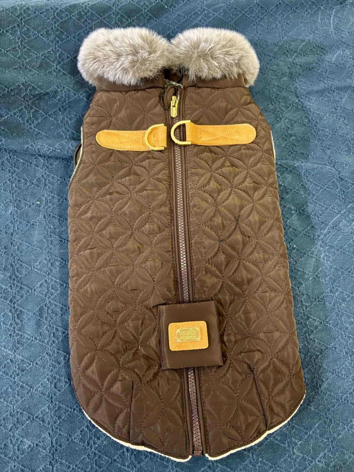 Ruskea takki integroiduilla valjailla